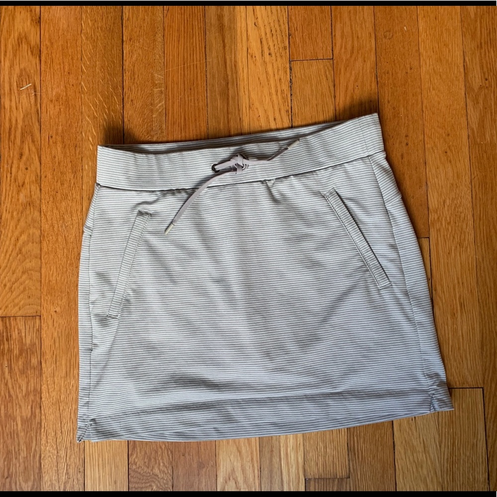 Athleta XS striped gray/white golf/athletic skirt
